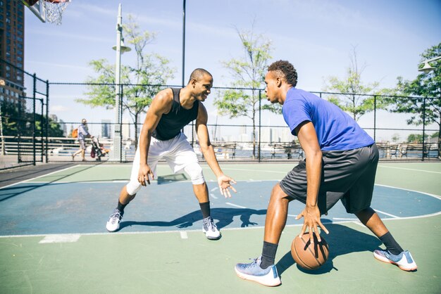 Jogador de basquete, jogando ao ar livre