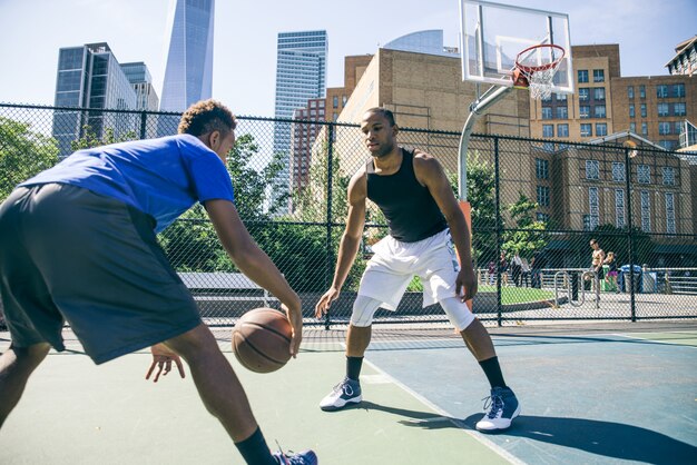 Jogador de basquete, jogando ao ar livre