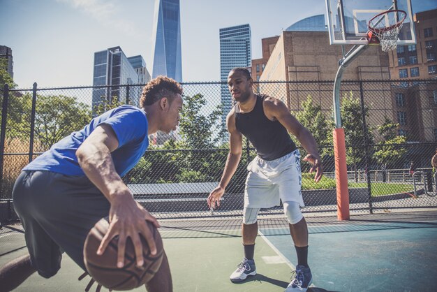 Jogador de basquete, jogando ao ar livre