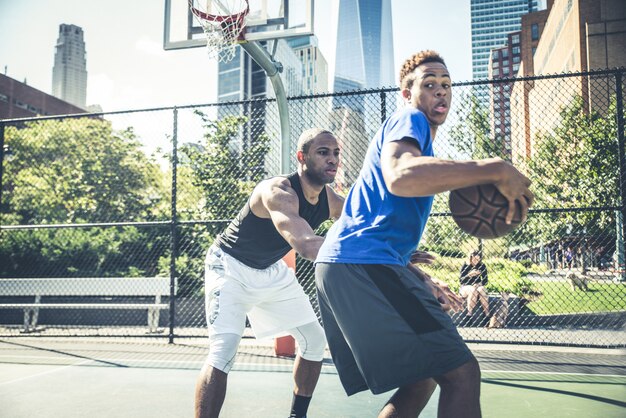 Jogador de basquete, jogando ao ar livre