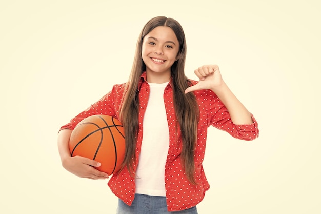 Jogador de basquete jovem adolescente em pé no fundo branco Retrato de uma adolescente sorridente feliz