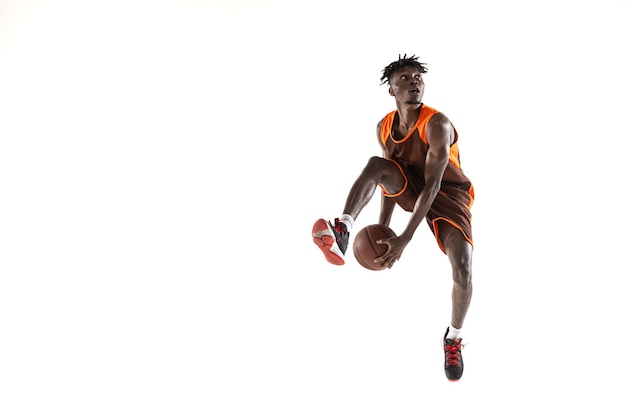 Foto jogador de basquete masculino afro-americano em movimento e ação isolado no branco