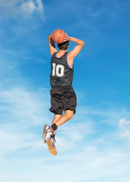 Jogador de basquete mergulhando no céu