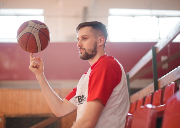 Jogador de basquete no grand-stand