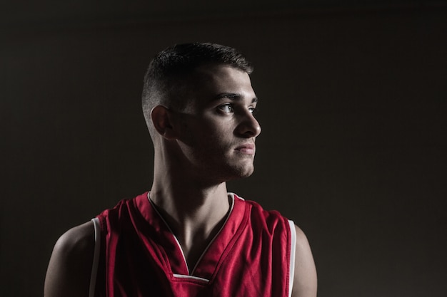 Jogador de basquete, olhando para longe