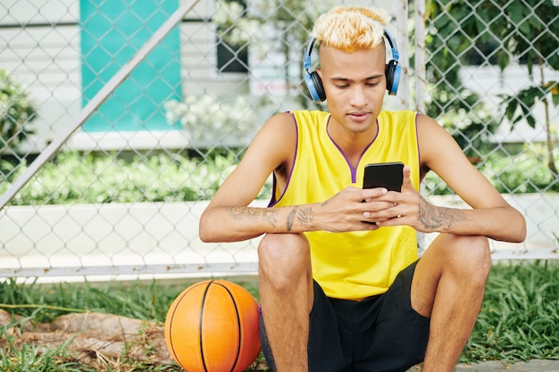 Jogador de basquete ouvindo música