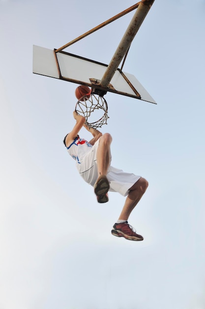 jogador de basquete praticando e posando para o conceito de atleta de basquete e esportes