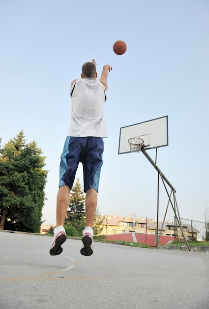 jogador de basquete praticando e posando para o conceito de atleta de basquete e esportes