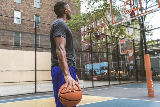 Jogador de basquete, treinamento ao ar livre