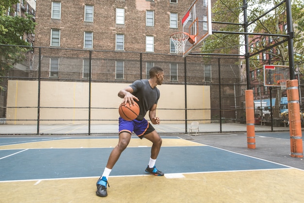 Jogador de basquete, treinamento ao ar livre