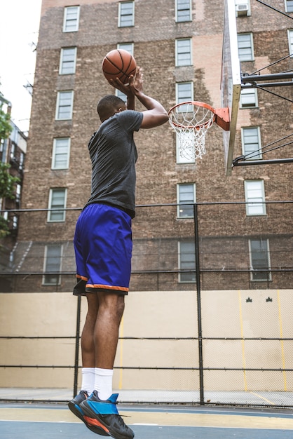 Foto jogador de basquete, treinamento ao ar livre