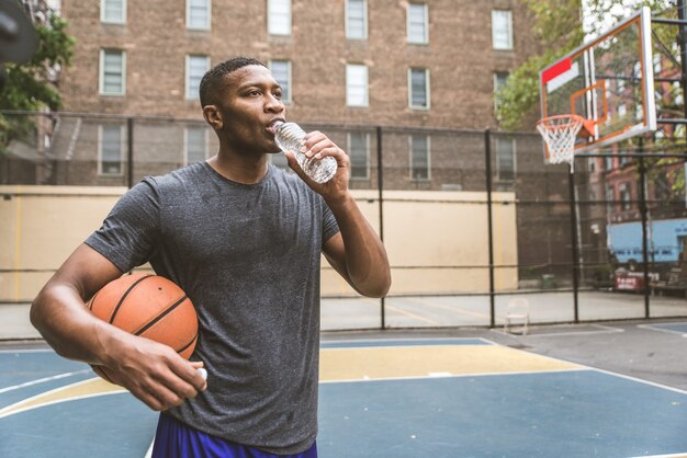 Jogador de basquete, treinamento ao ar livre