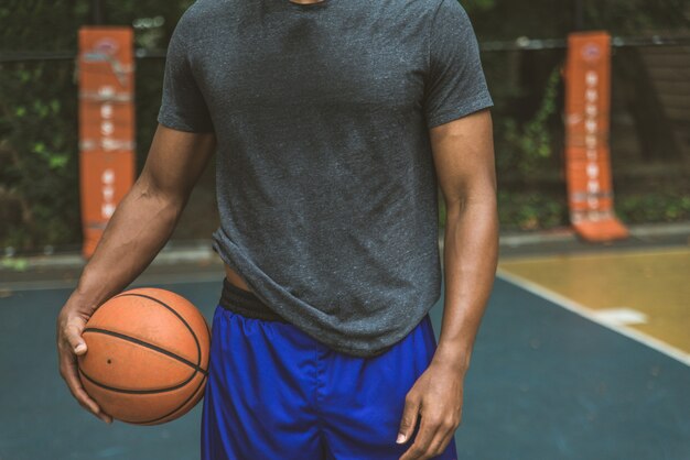 Foto jogador de basquete, treinamento ao ar livre