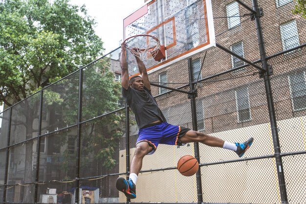 Jogador de basquete, treinamento ao ar livre