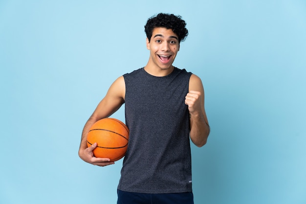 Jogador de basquete venezuelano celebrando vitória na posição de vencedor