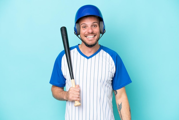 Jogador de beisebol com capacete e taco isolado em fundo azul com expressão facial de surpresa