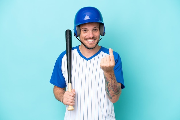 Jogador de beisebol com capacete e taco isolado em fundo azul fazendo gesto de dinheiro