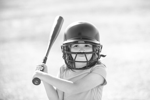 Jogador de beisebol infantil focado pronto para bater criança segurando um taco de beisebol