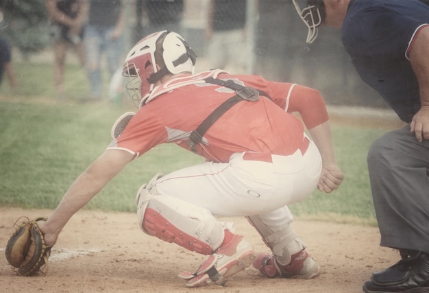 Foto jogador de beisebol jogando no campo