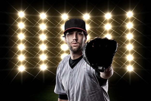 Jogador de beisebol na frente das luzes.