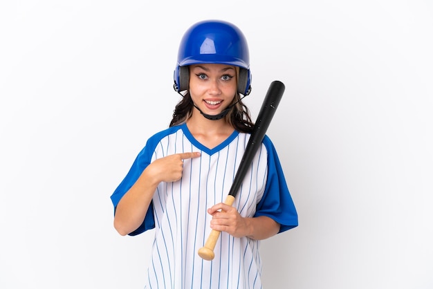 Jogador de beisebol russo com capacete e taco isolado no fundo branco com expressão facial de surpresa