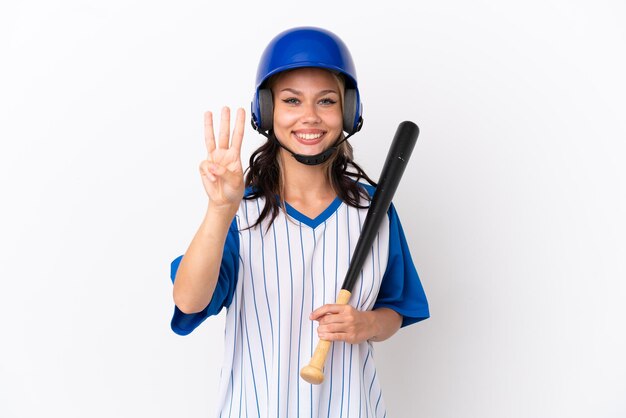 Jogador de beisebol russo com capacete e taco isolado no fundo branco feliz e contando três com os dedos