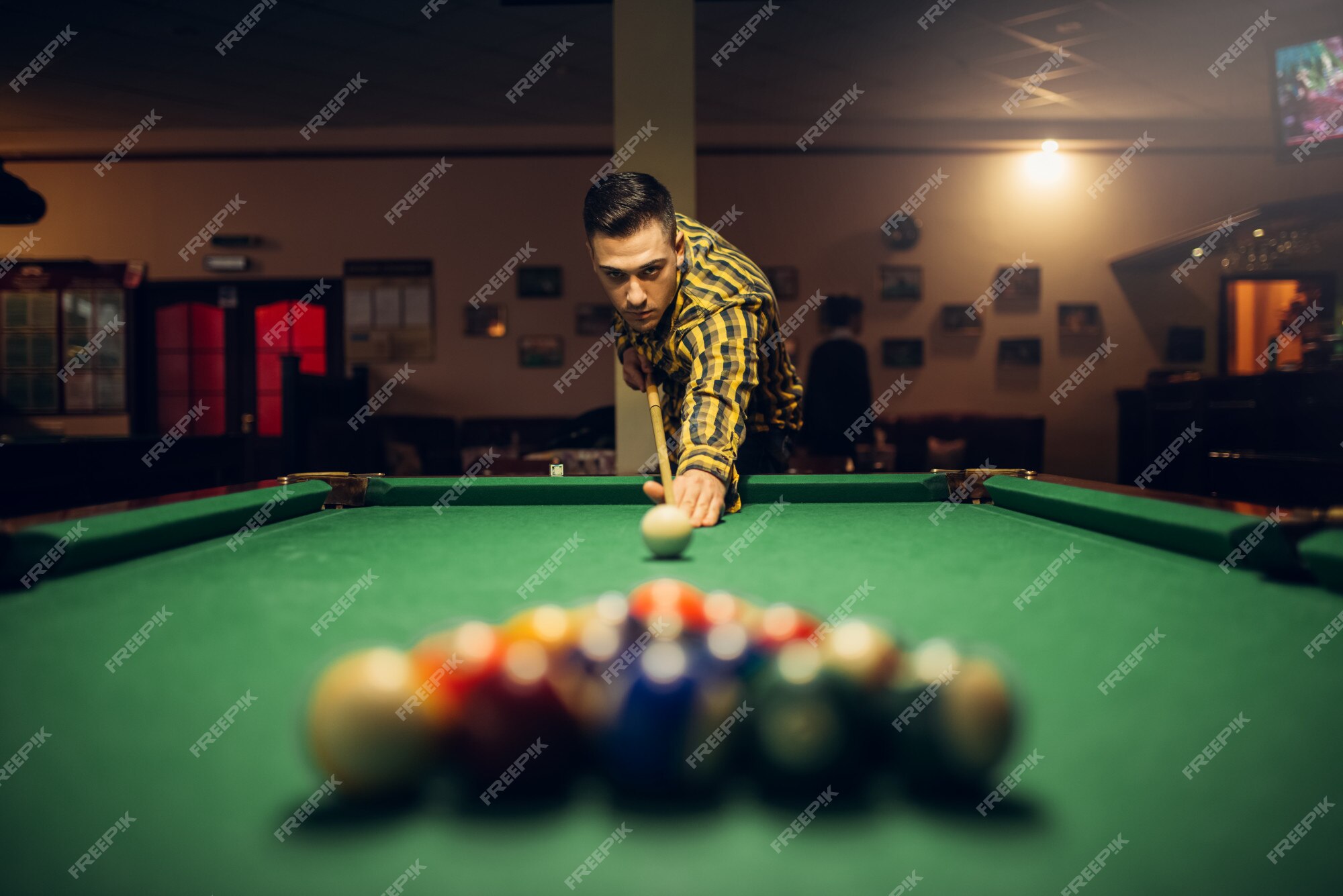 Bolas De Bilhar Americano Ou Jogo De Bilhar De Snooker Qualquer Um Dos  Vários Jogos Jogados Em Mesa Azul Foto de Stock - Imagem de barra, verde:  188938038