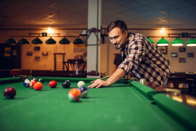 Amigos F?meas Alegres Que Jogam O Jogo Do Bilhar Da Mesa De Bilhar Em Casa  Foto de Stock - Imagem de sinuca, divertimento: 147219938