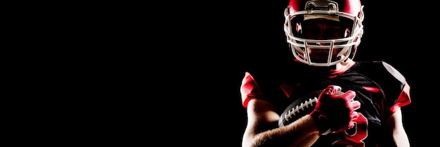 Jogador de futebol americano com capacete segurando uma bola de rugby