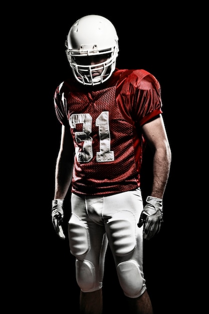 Jogador de futebol americano com número em uniforme vermelho