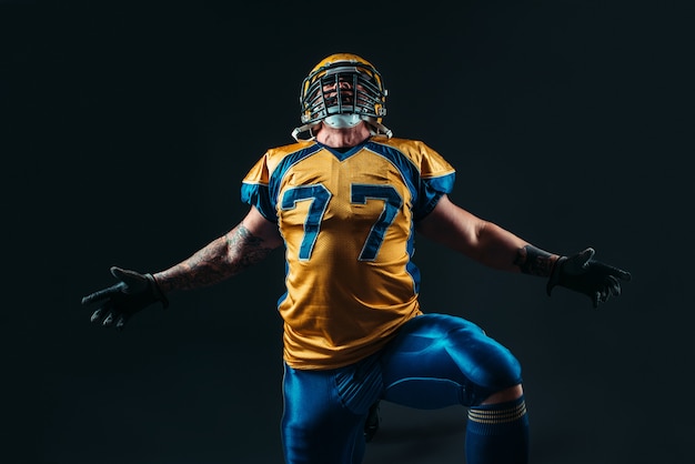 Jogador de futebol americano de uniforme e capacete