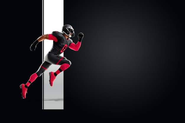 Jogador de futebol americano em uniforme vermelho e preto em pose de corrida em fundo preto Modelo de cartaz de publicidade de futebol americano esportes em branco ilustração 3D renderização em 3D