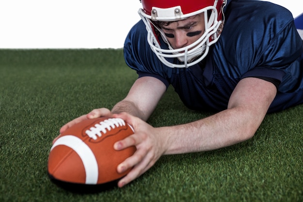 Jogador de futebol americano marcando um touchdown