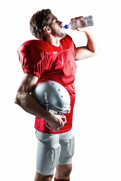 Jogador de futebol americano sedento em jersey vermelho
