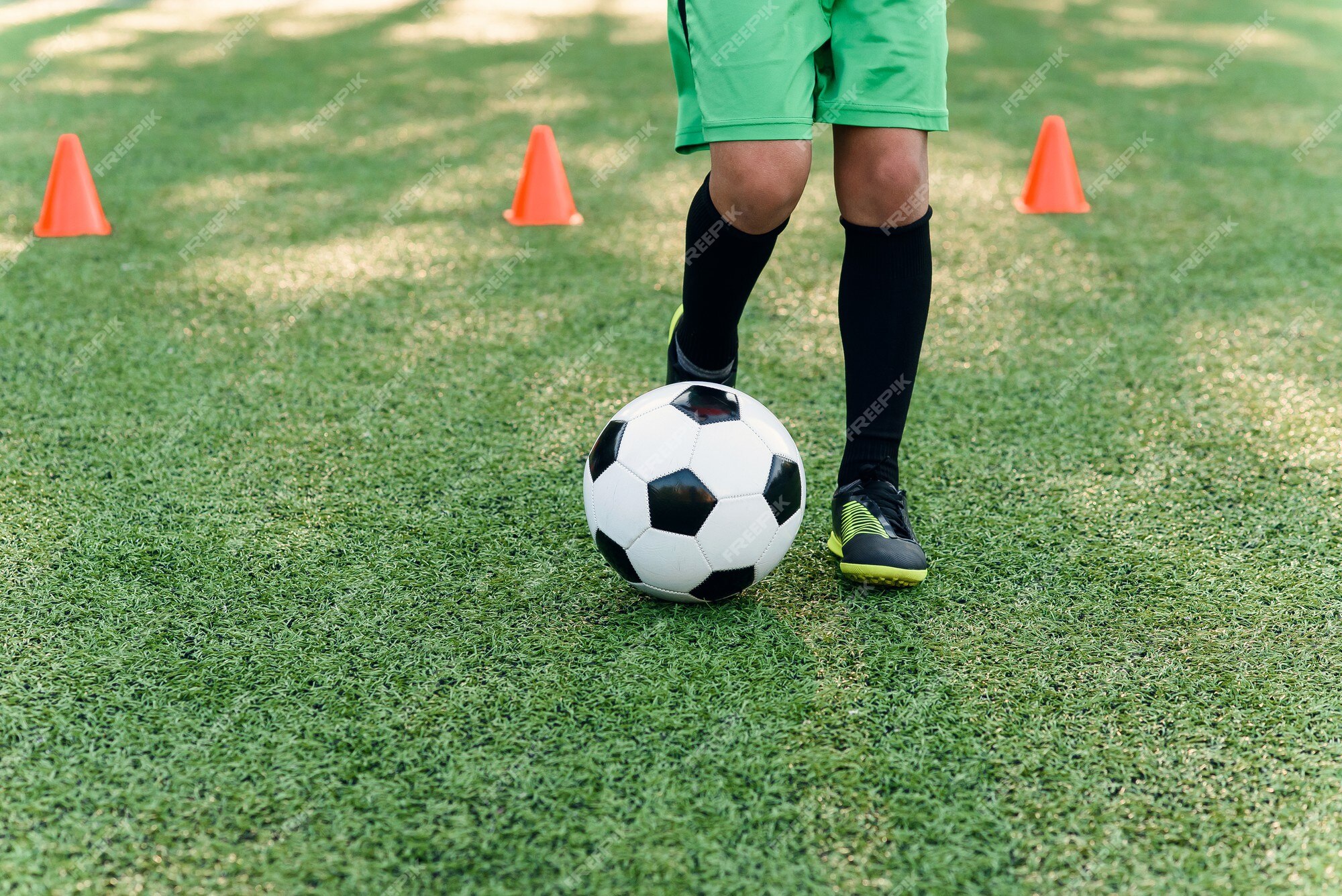 Pequeno Jogador Futebol Chutando Uma Bola Jogo Treinamento Campo