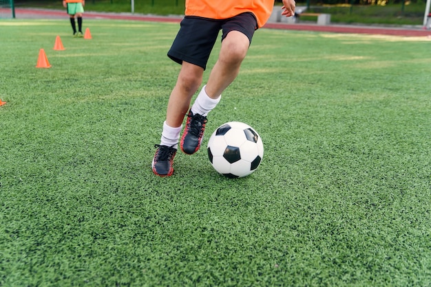 Jogador de futebol chutando bola no campo