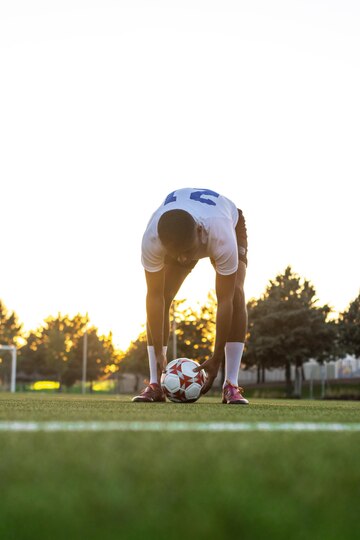 Jogador De Futebol Jogando Bola No Fundo. Imagem De Baixo ângulo