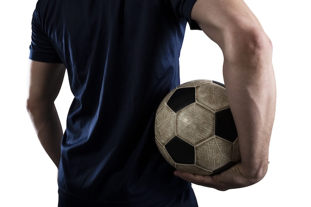 Jogador de futebol com bola pronta para jogar futebol. Isolado em fundo branco