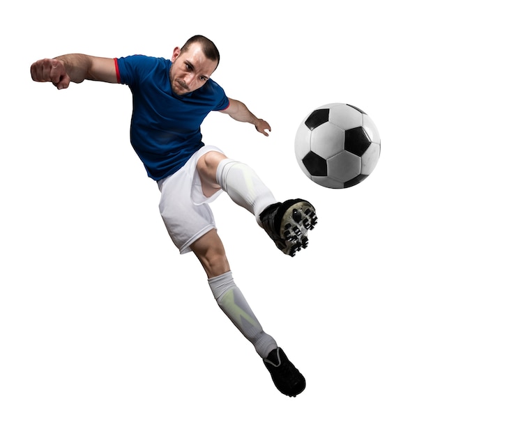 Foto jogador de futebol com bola pronta para jogar futebol. isolado em fundo branco