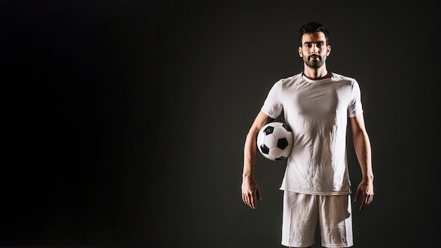 Foto jogador de futebol com bola