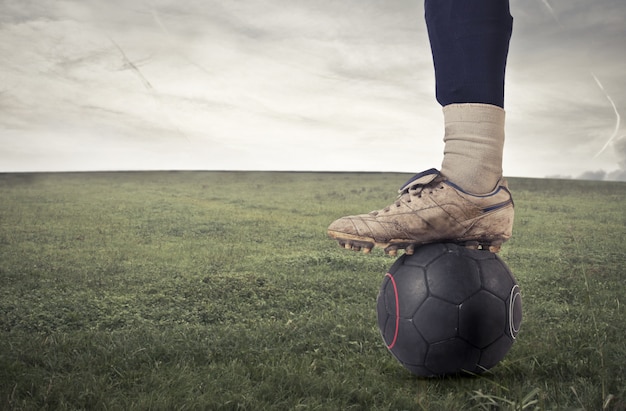 Jogador de futebol com uma bola