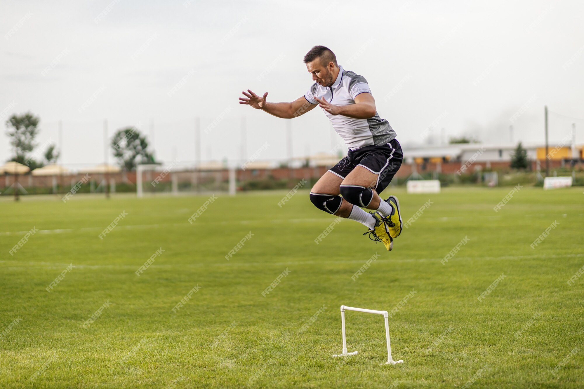 Grupo De Jogadores De Futebol Correndo E Dando Pontapés No Jogo Da Liga.  Jogadores De Futebol Adultos Competem No Futebol Foto de Stock - Imagem de  jogador, duelo: 217889788