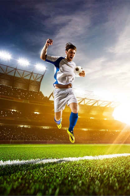 Foto jogador de futebol em ação no fundo do estádio por do sol