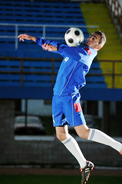 jogador de futebol em ação