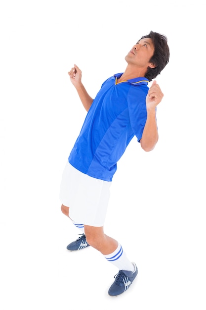 Jogador de futebol em azul jogando