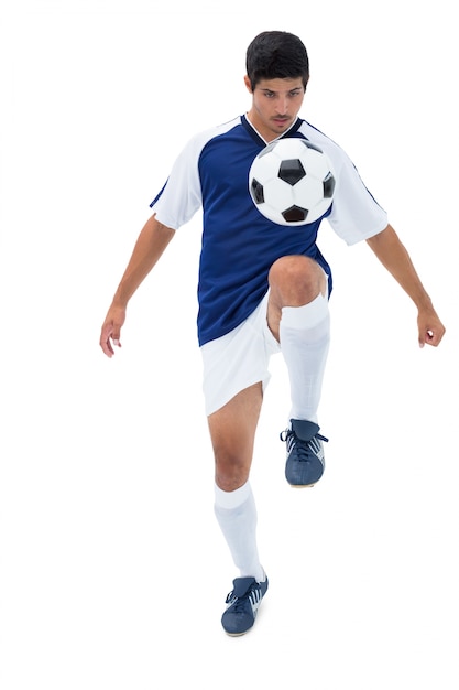Jogador de futebol em bola azul