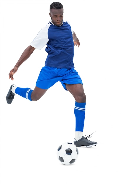 Jogador de futebol em bola azul