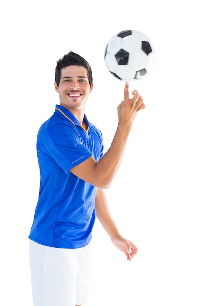Jogador de futebol em bola de fiação azul
