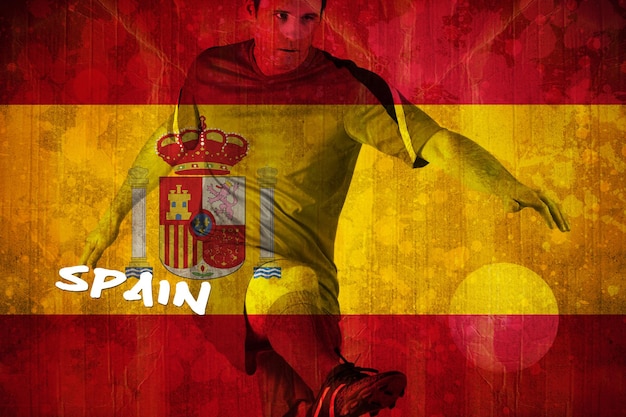 Jogador de futebol em vermelho chutando contra a bandeira da espanha em efeito grunge