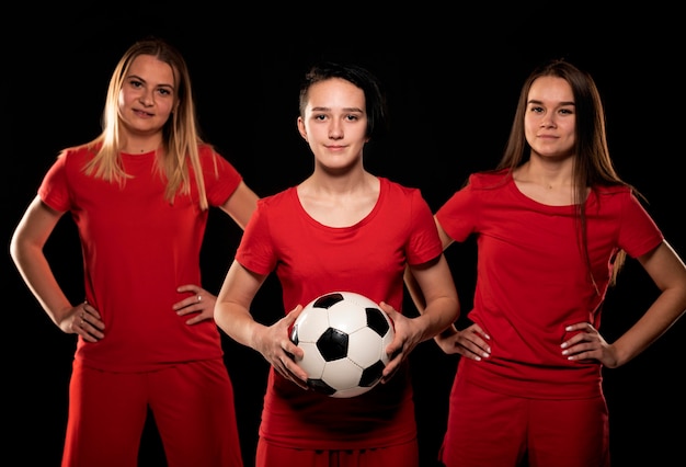 Foto jogador de futebol feminino com bola